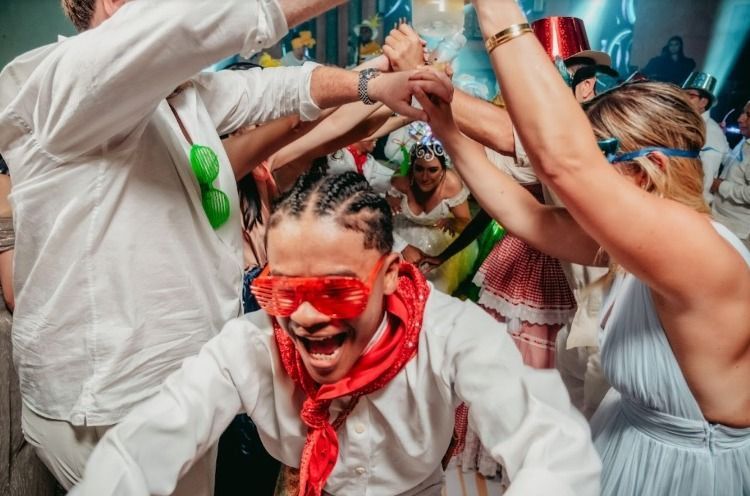 Un grupo de personas está bailando en una fiesta.
