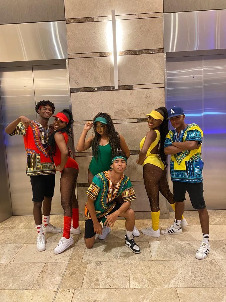 Un grupo de personas posa para una fotografía frente a un ascensor.