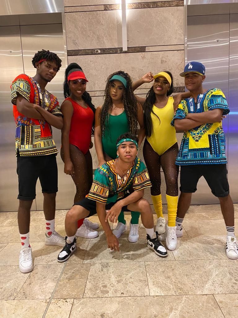 Un grupo de jóvenes posan para una fotografía juntos.