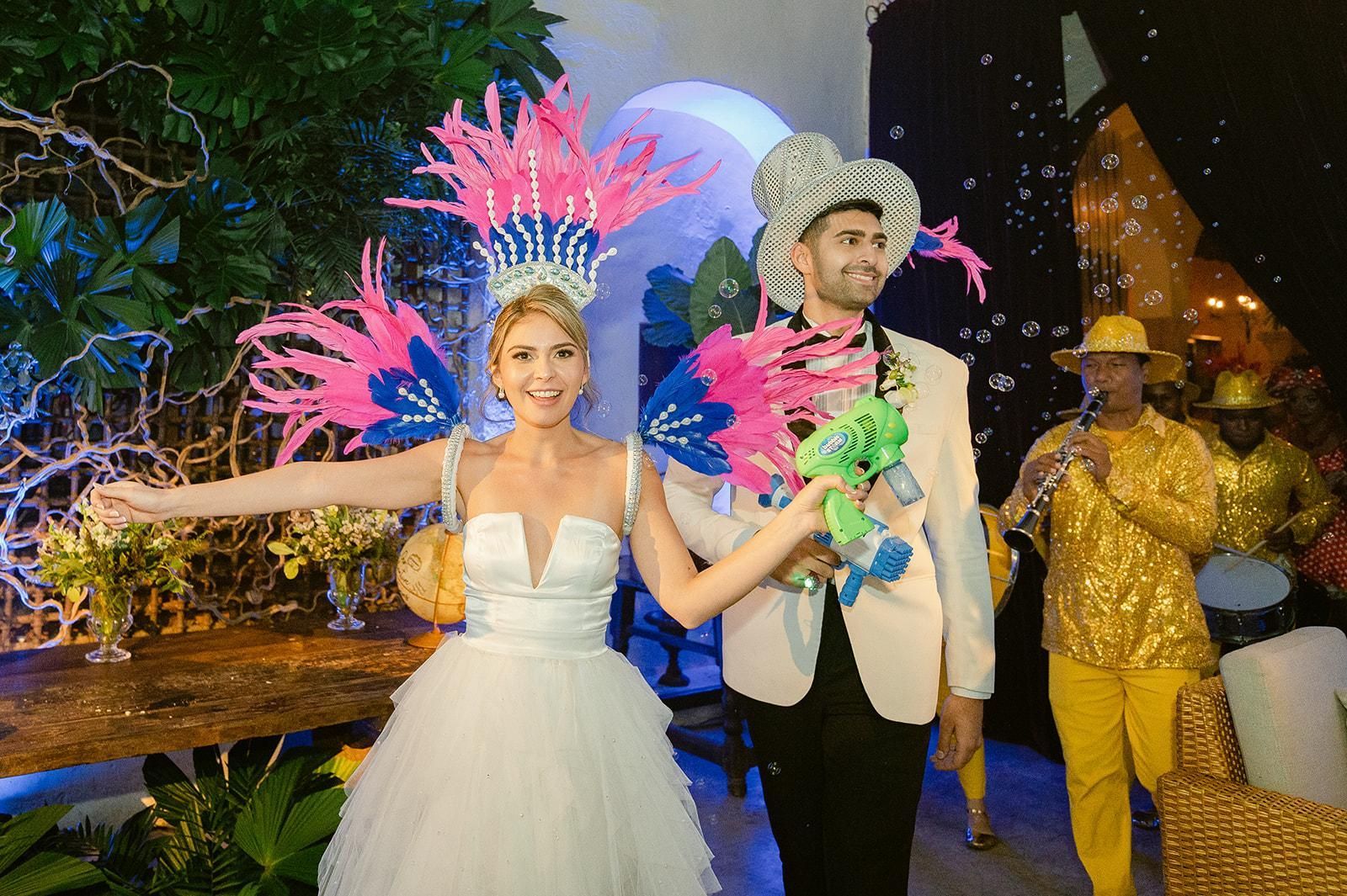 Una novia y un novio caminan por el pasillo en la recepción de su boda.
