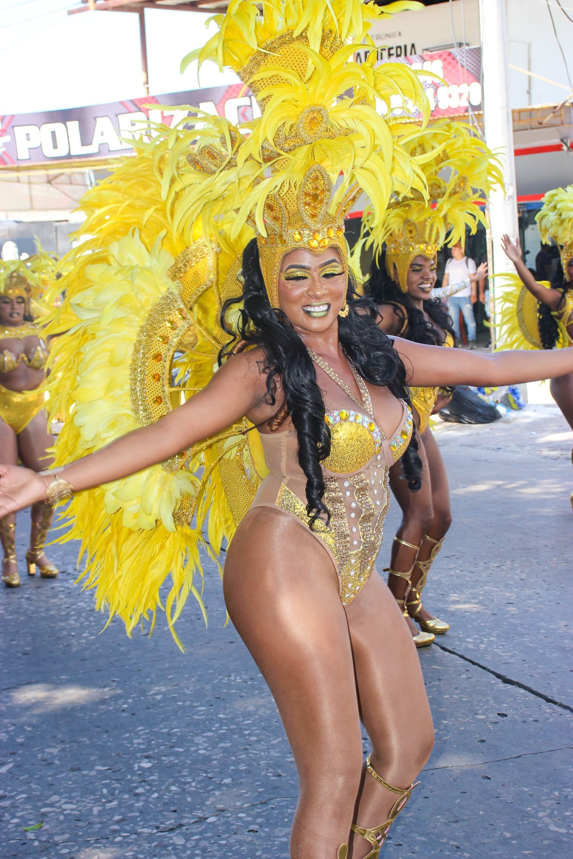Una mujer con un disfraz de carnaval está bailando en la calle.