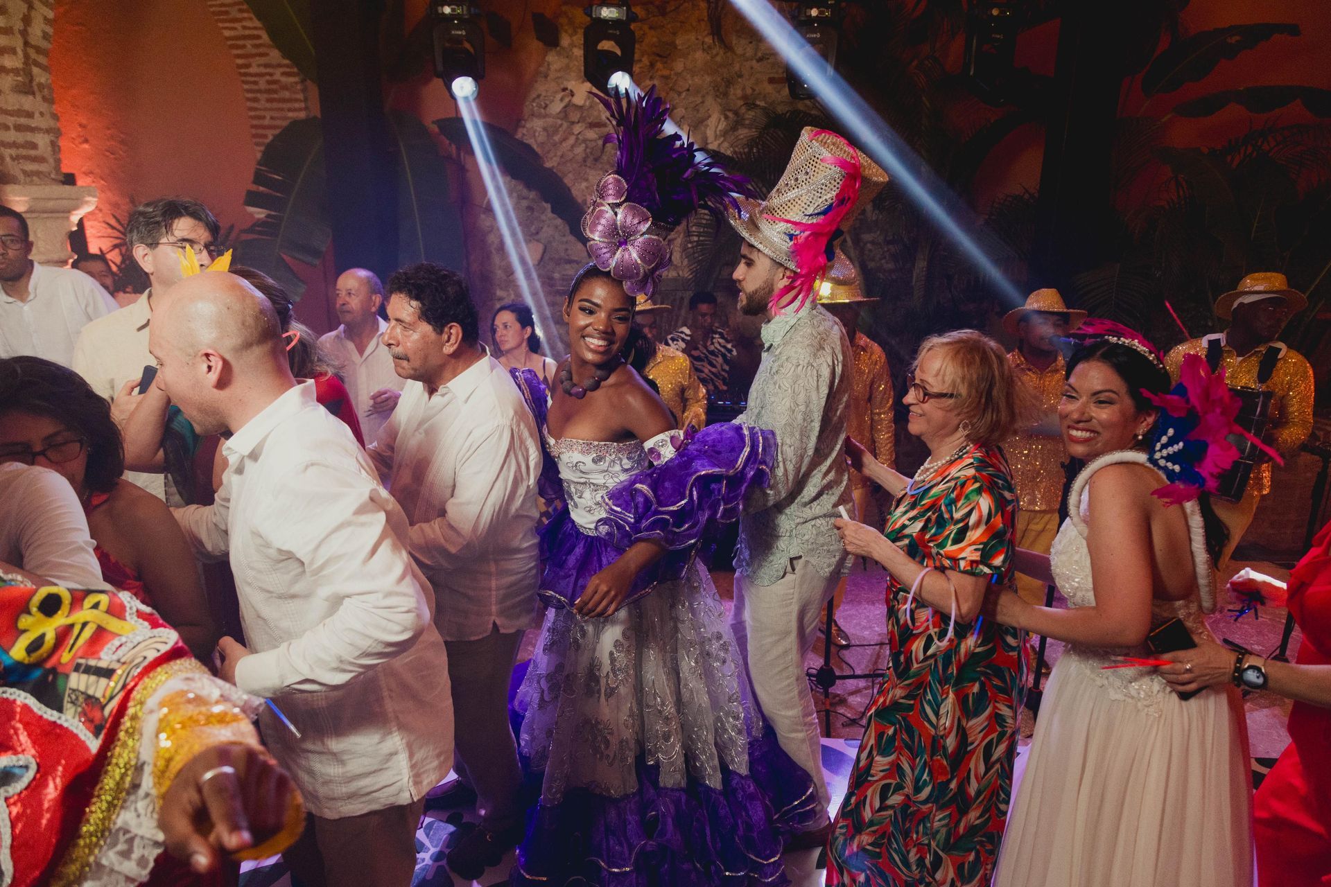 Un grupo de personas está bailando en una pista de baile en una fiesta.