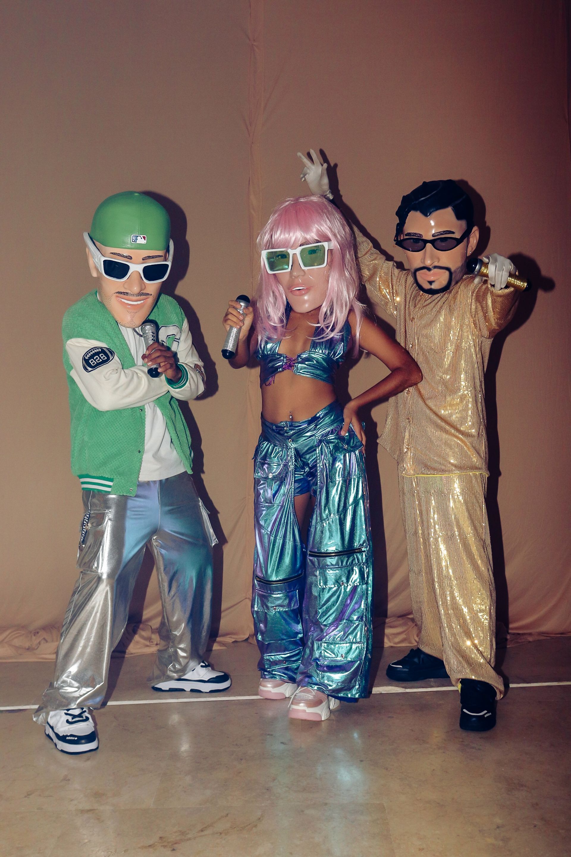 Un grupo de niños vestidos con disfraces están parados uno al lado del otro.