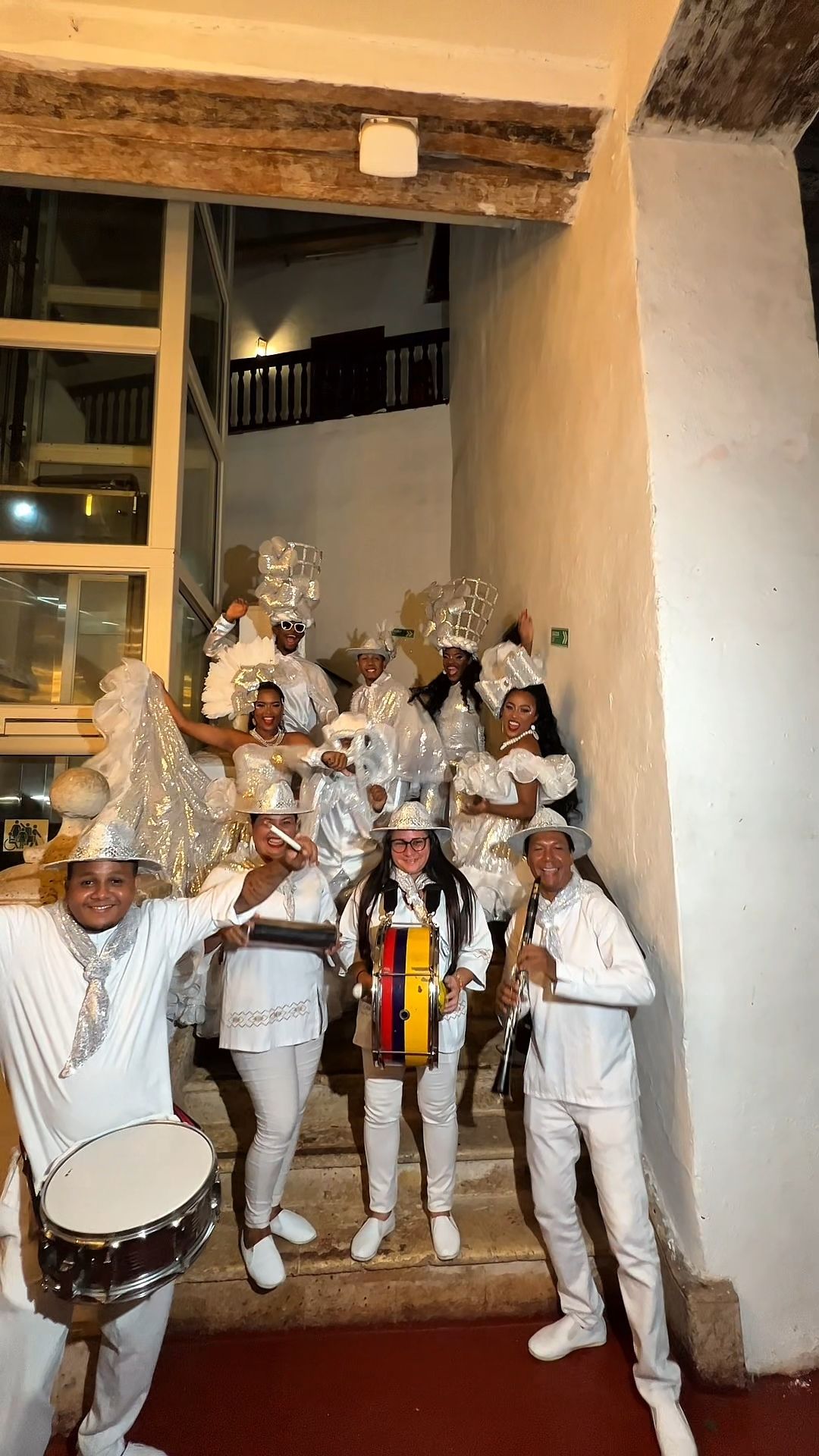 Un grupo de personas está de pie en un conjunto de escaleras tocando instrumentos.