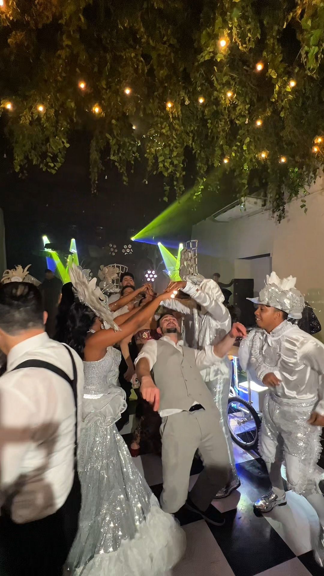 Un grupo de personas está bailando en una recepción de boda.