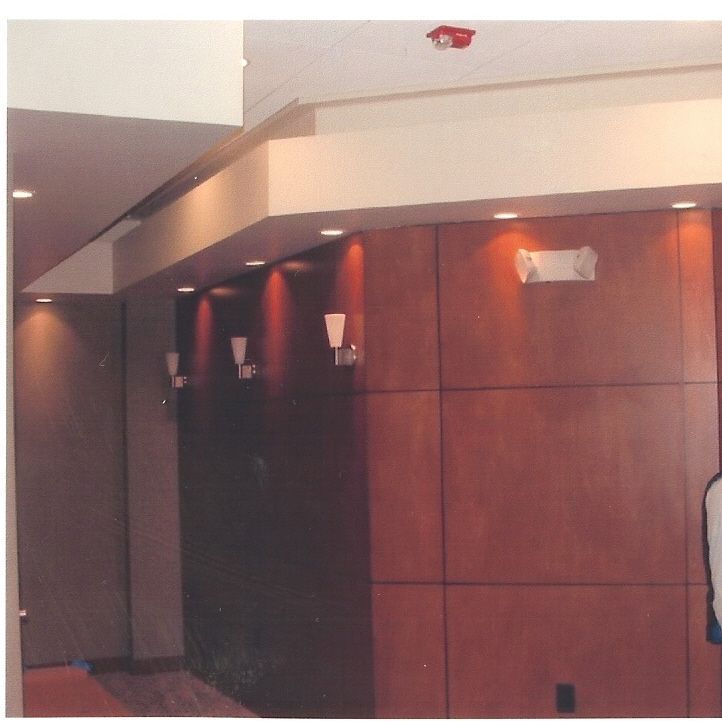 A room with a fire alarm on the ceiling