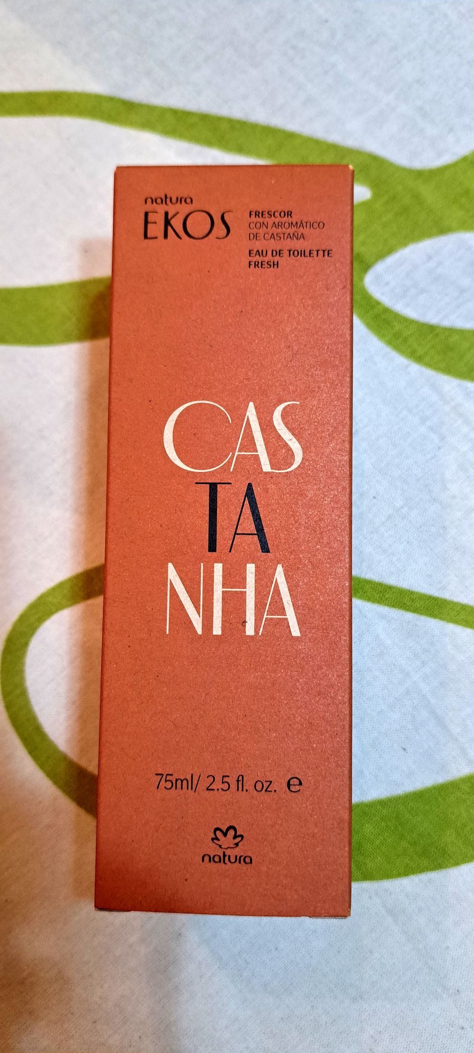 Una caja de Cassia Nia se encuentra sobre una mesa.