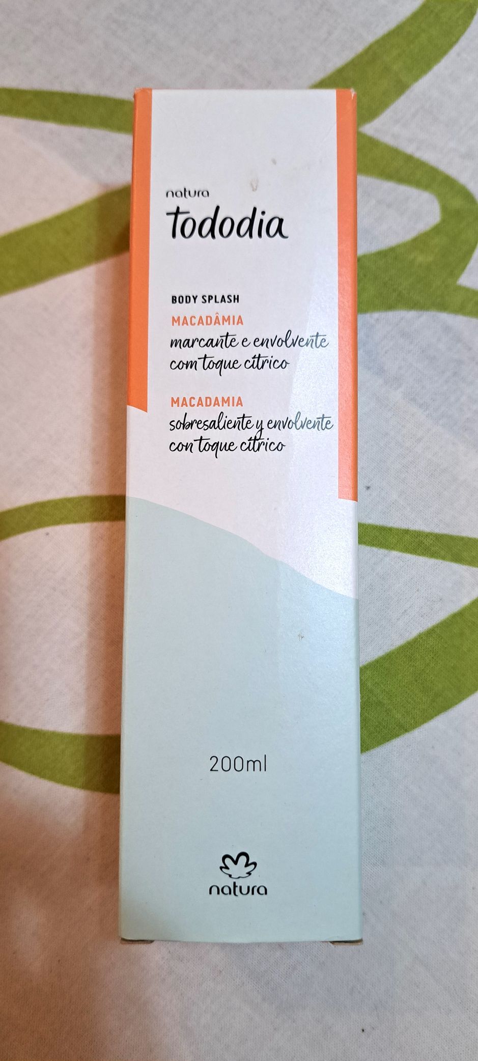 Una caja blanca y naranja con la palabra tododia en ella