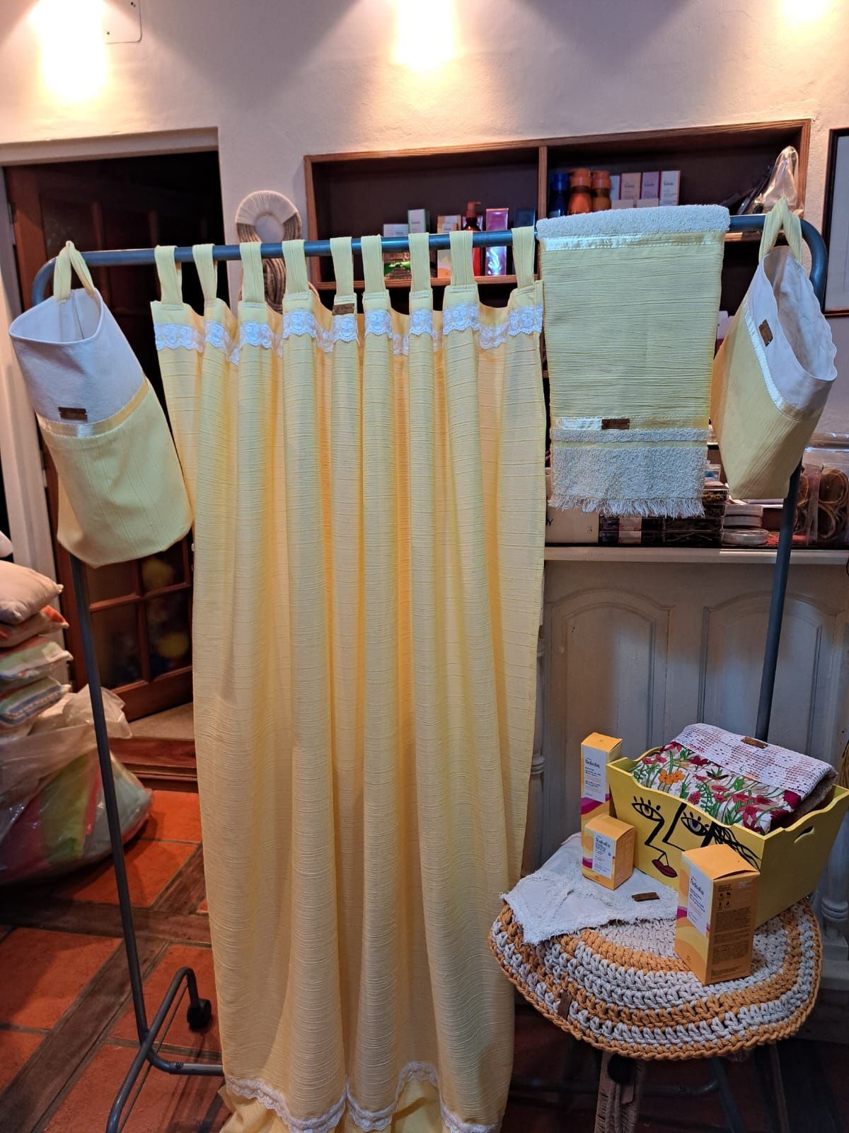 Una cortina de ducha amarilla está colgada en un estante en una habitación.