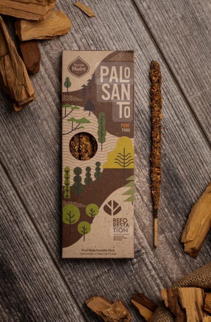 Una caja de varillas de incienso de palo santo sobre una mesa de madera.