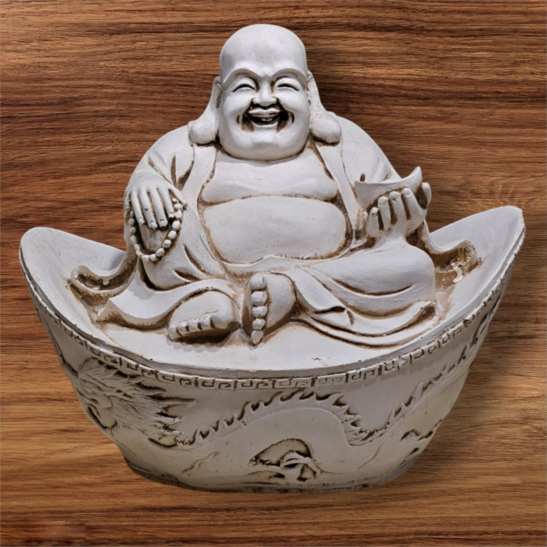 un buda blanco de frente