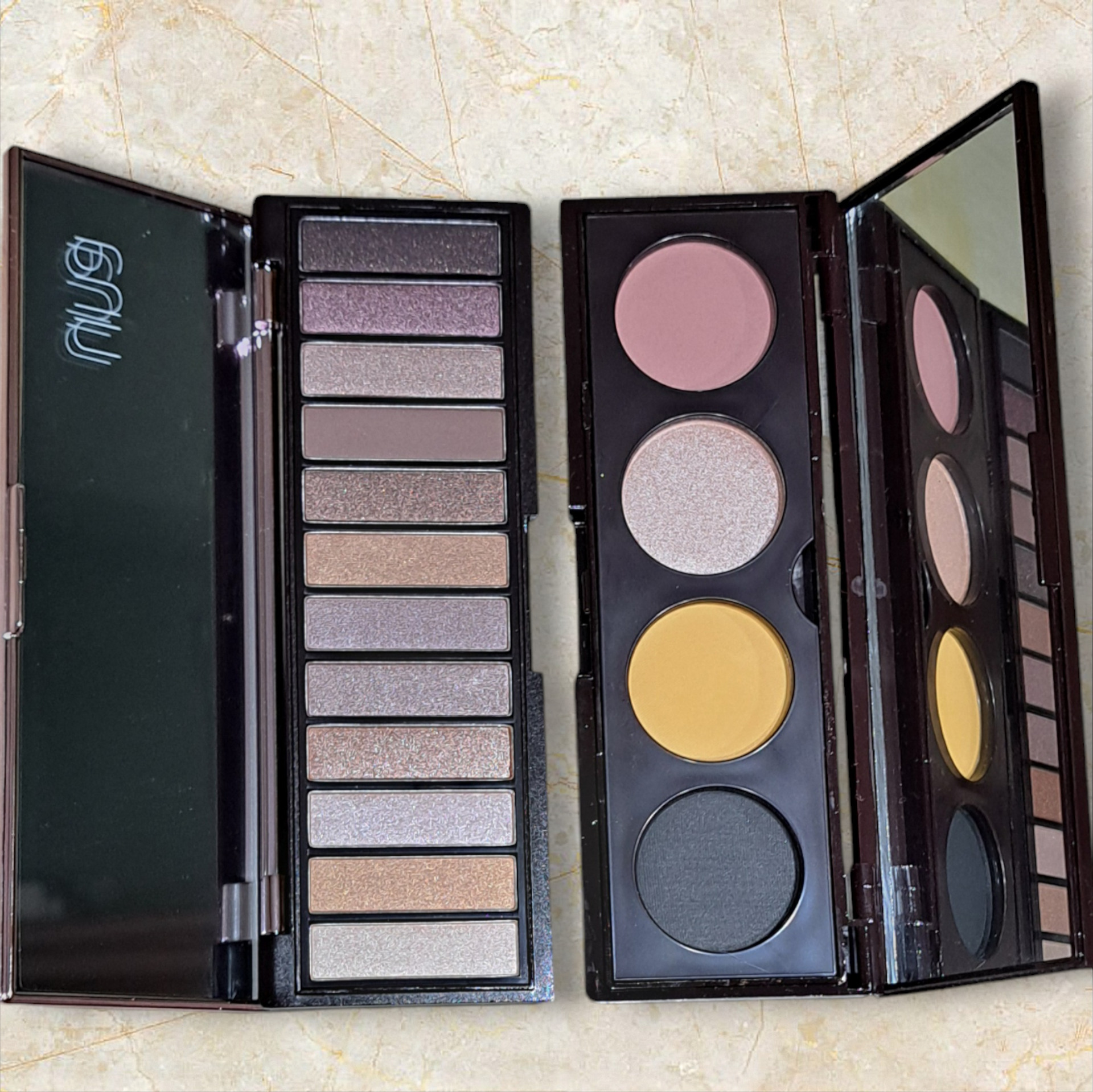 paleta de sombras abierta en negro