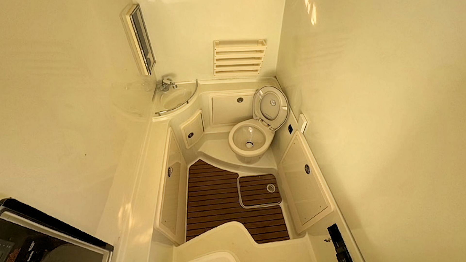Private center console head and sink.