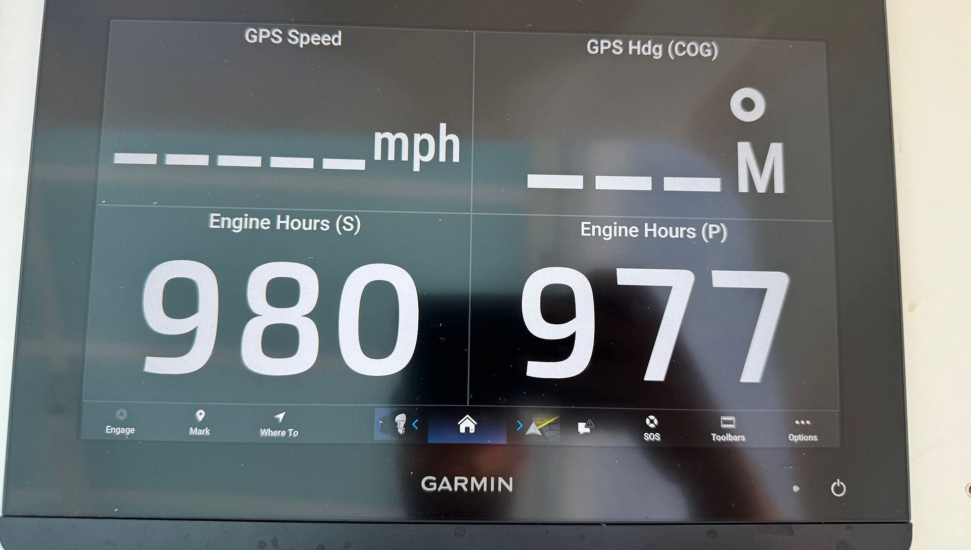 Garmin dashboard showing 980 engine hours and 977 brake hours with mph and gear indicators
