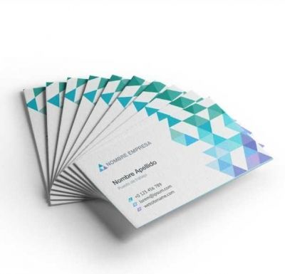 Tarjetas de presentación en abanico; diseño geométrico en verde azulado, blanco y azul.