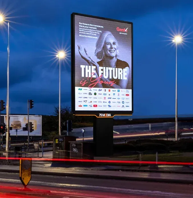 Una gran valla publicitaria con el retrato de una mujer y el texto