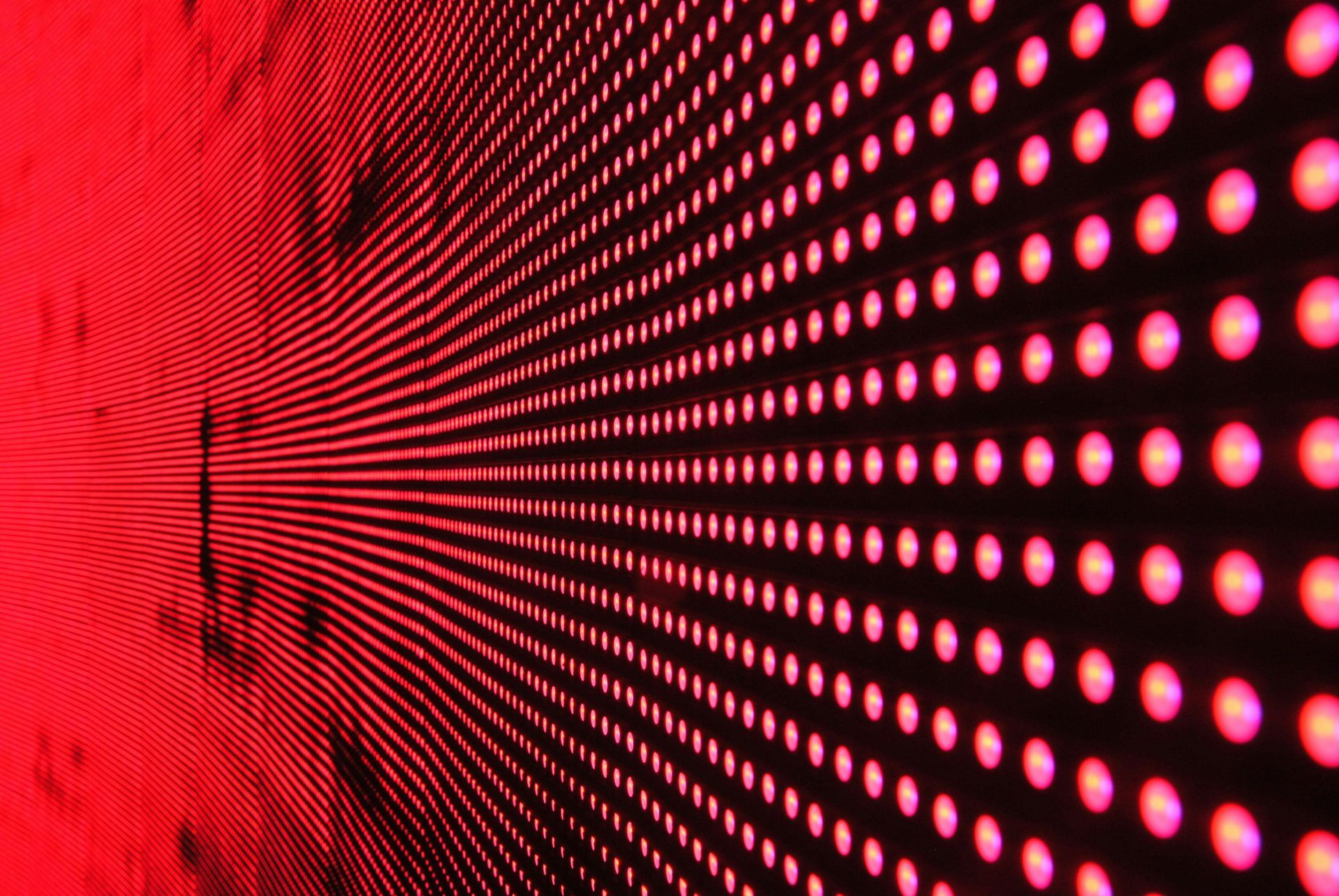 Pantalla LED roja con puntos brillantes, vista en perspectiva.