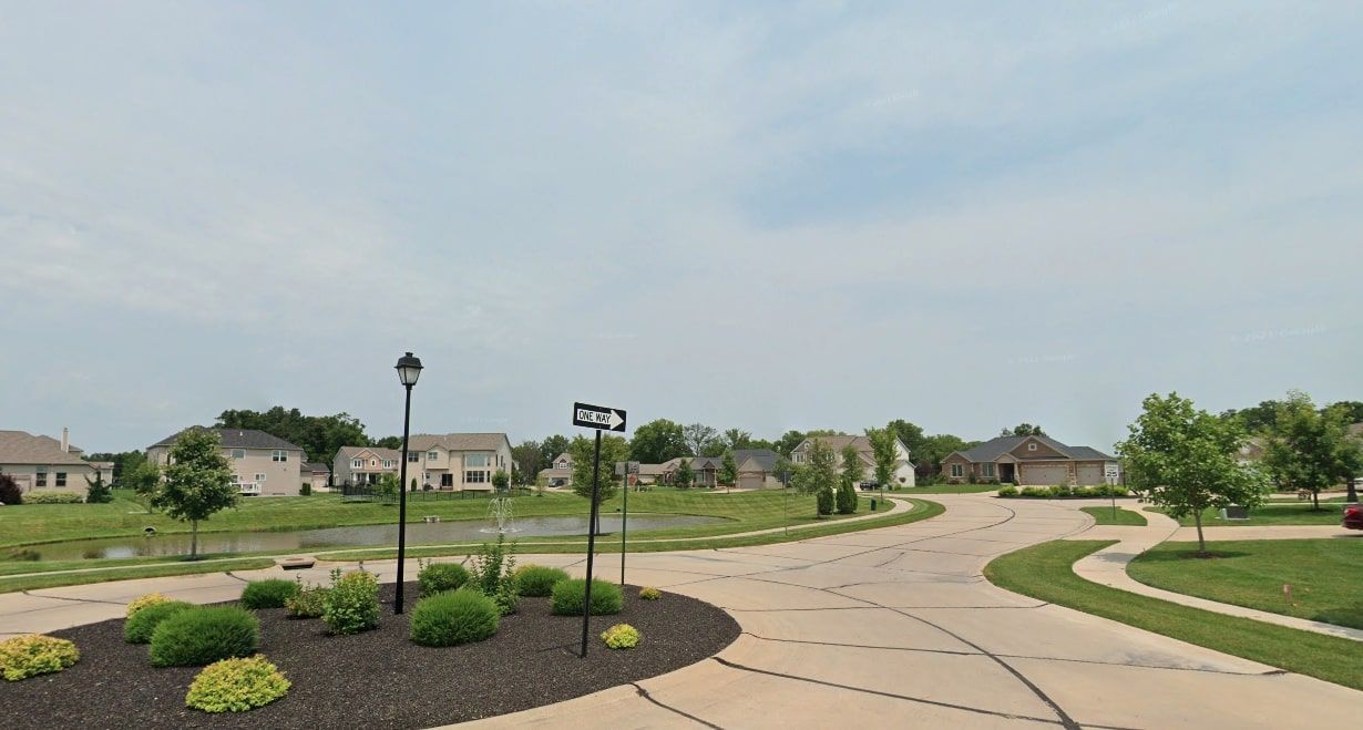 The beautiful landscape of the neighborhood Oakhurst, Featuring its nice scenery including mulch and green bushes