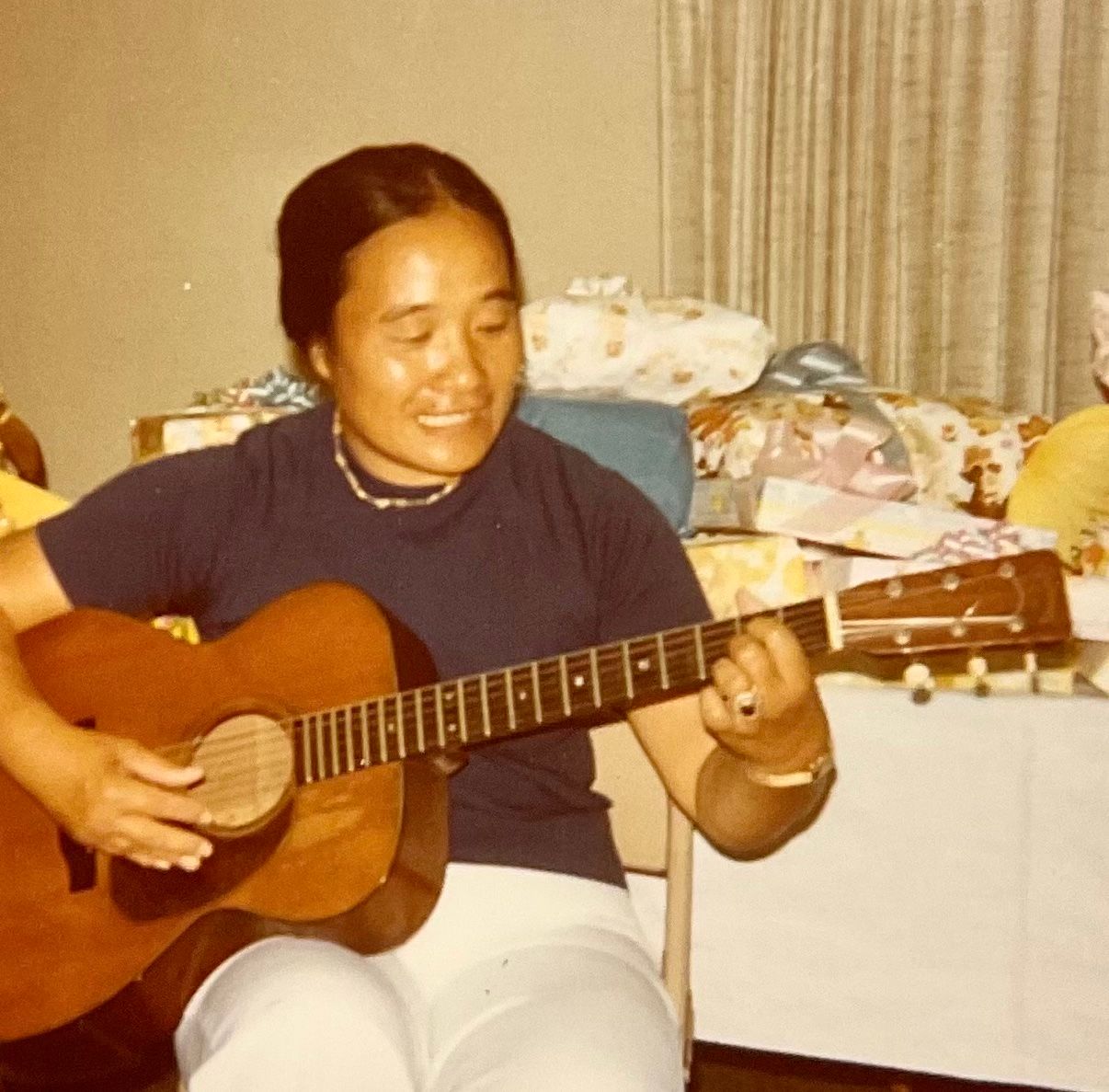 Aunty Kanoe & The Martin Guitar