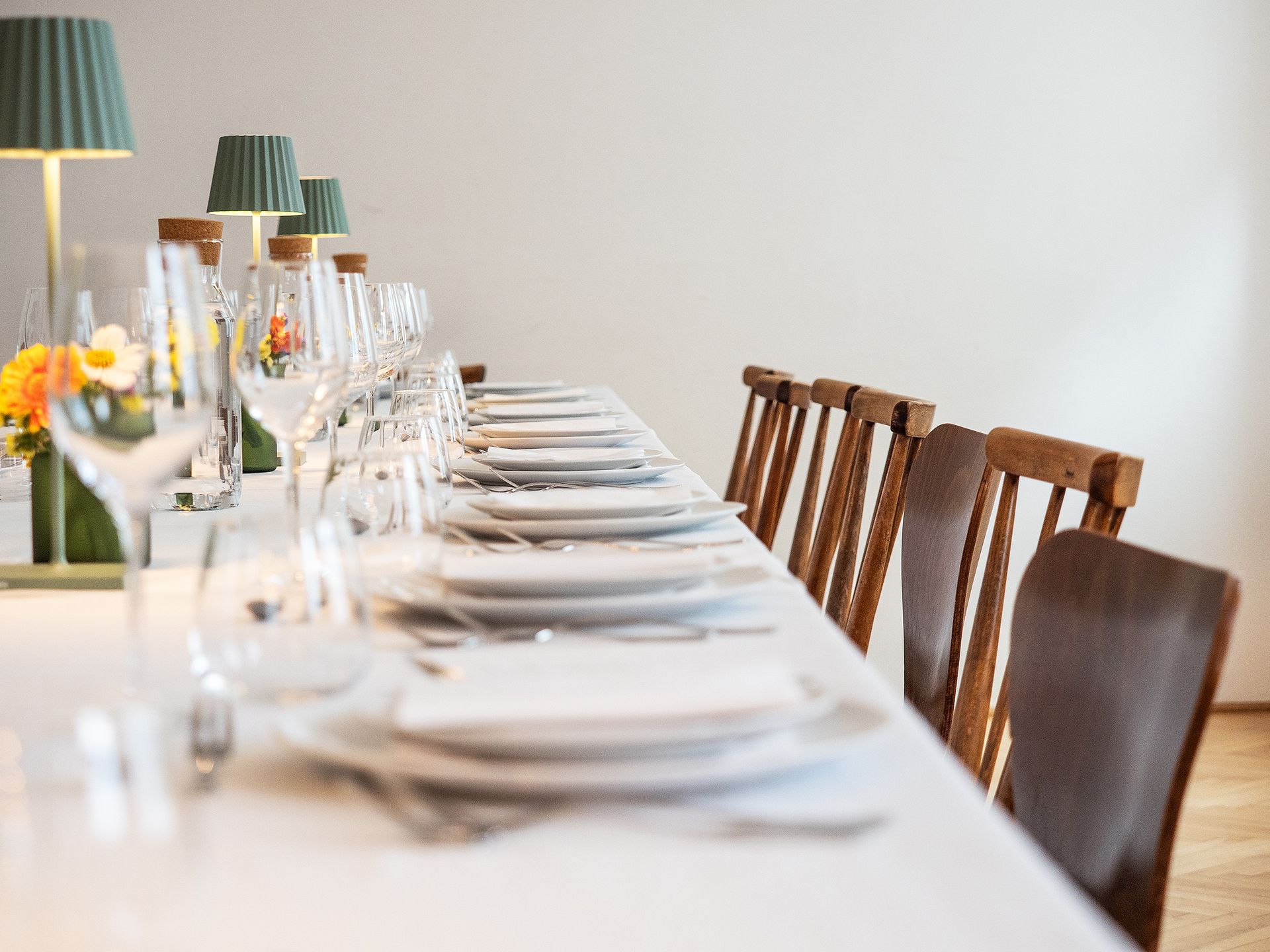 Tafel weiß eingedeckt in der Lieblingsküche