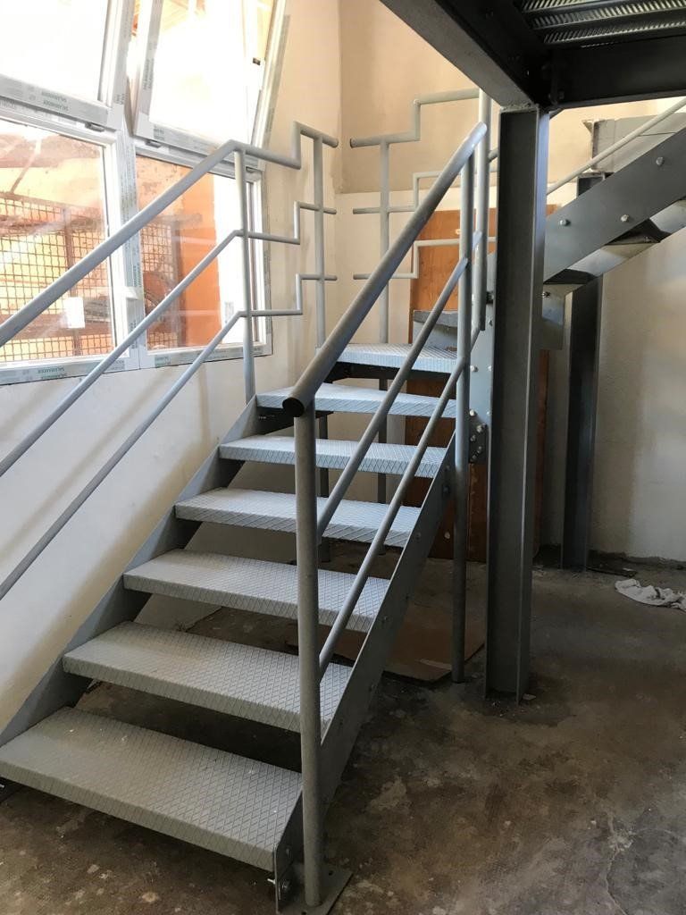 scale in una carpenteria metallica a pavia