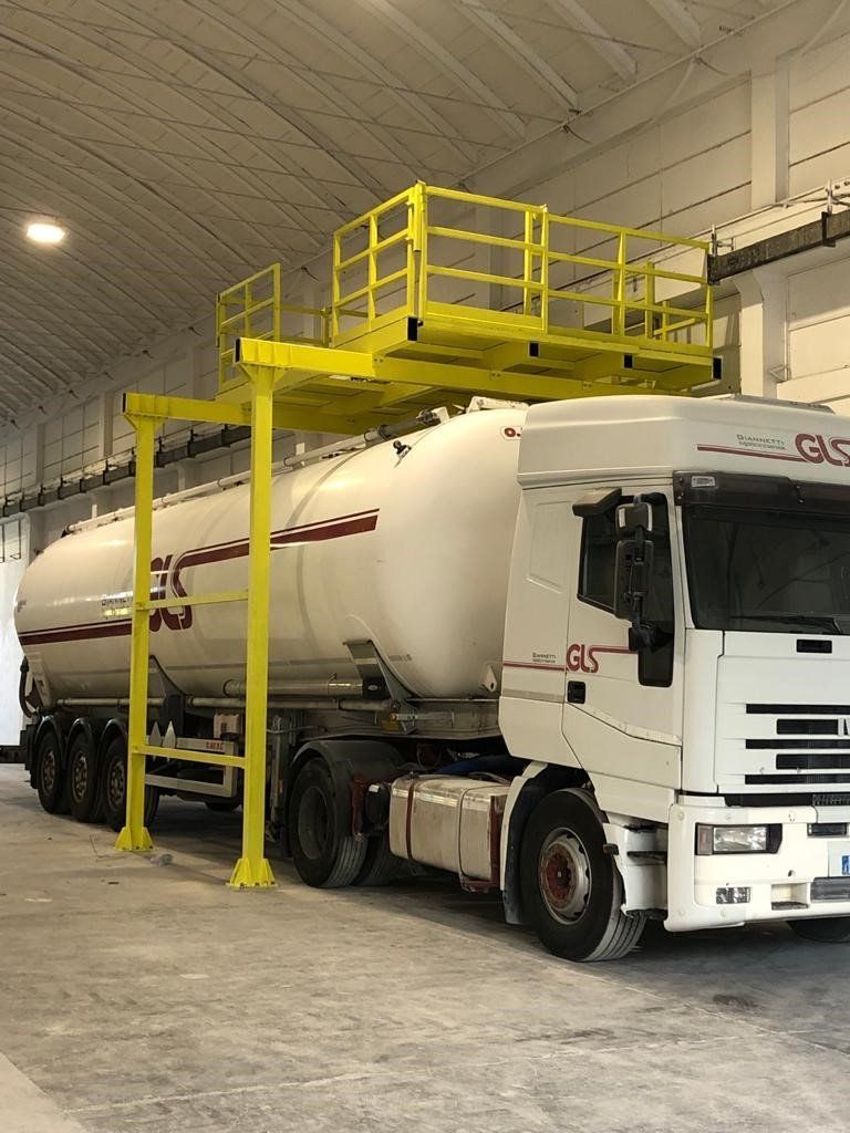 camion in una carpenteria metallica a pavia