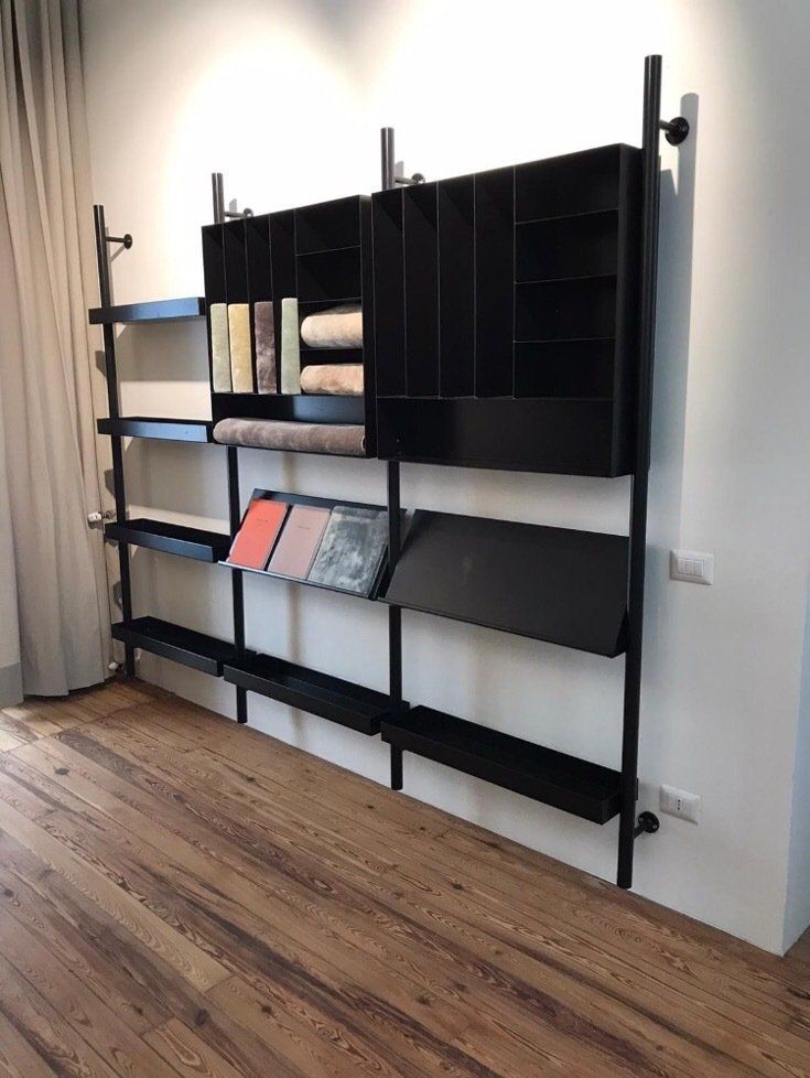 parete attrezzata con struttura realizzata in ferro e su misura