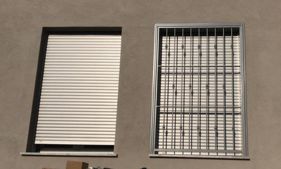 finestra con grate di sicurezza su misura