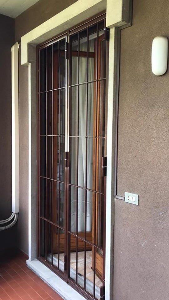 finestra in legno con grate di sicurezza
