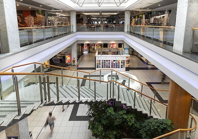 tecnico durante l'apertura forzata di una porta senza scasso