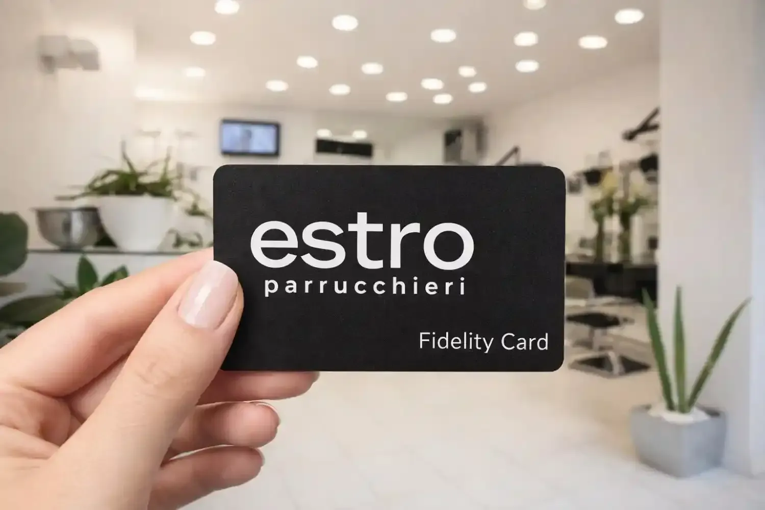 Persona che tiene in mano una tessera fedeltà nera