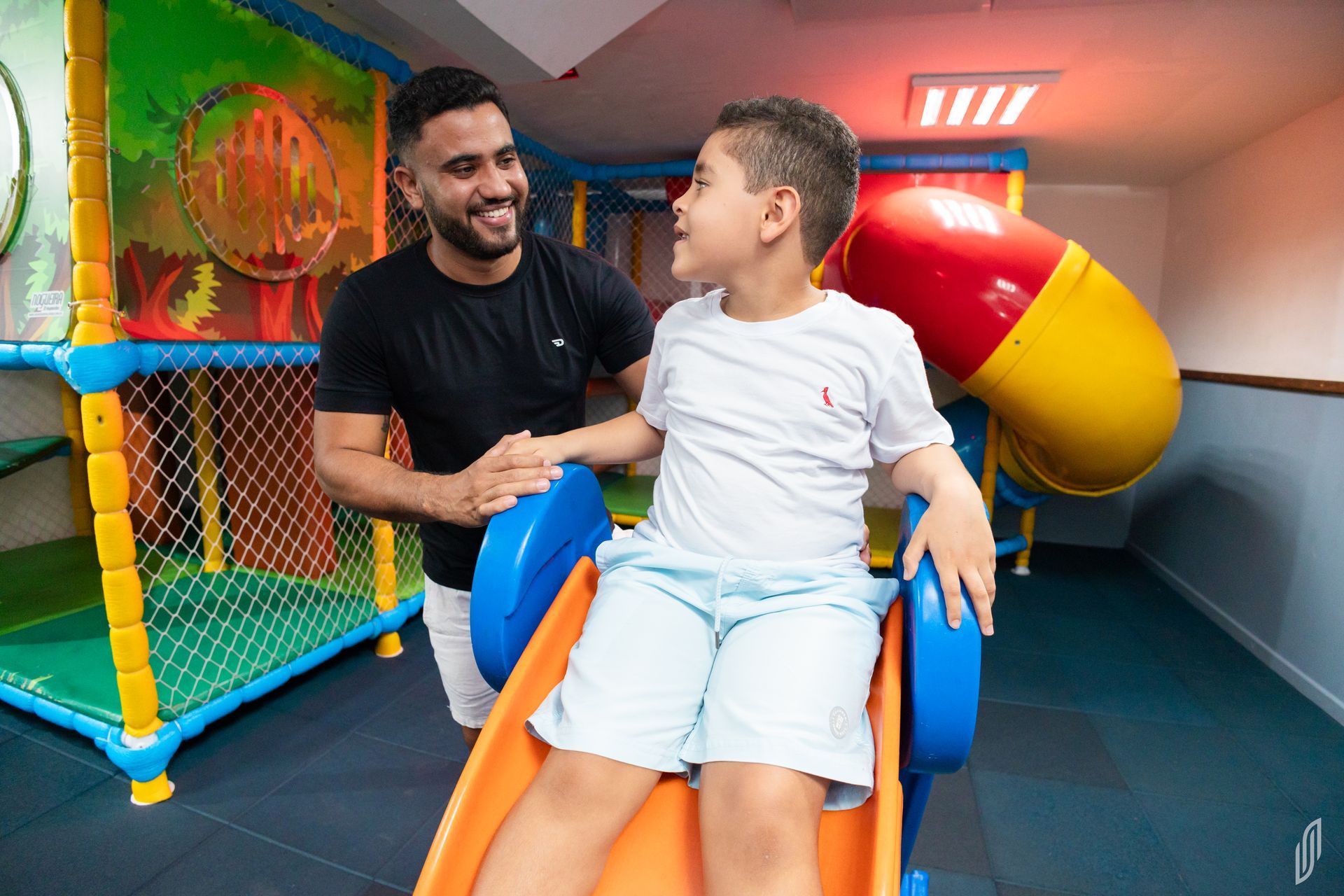 Pai e filho brincando no Clubinho Ponta Verde
