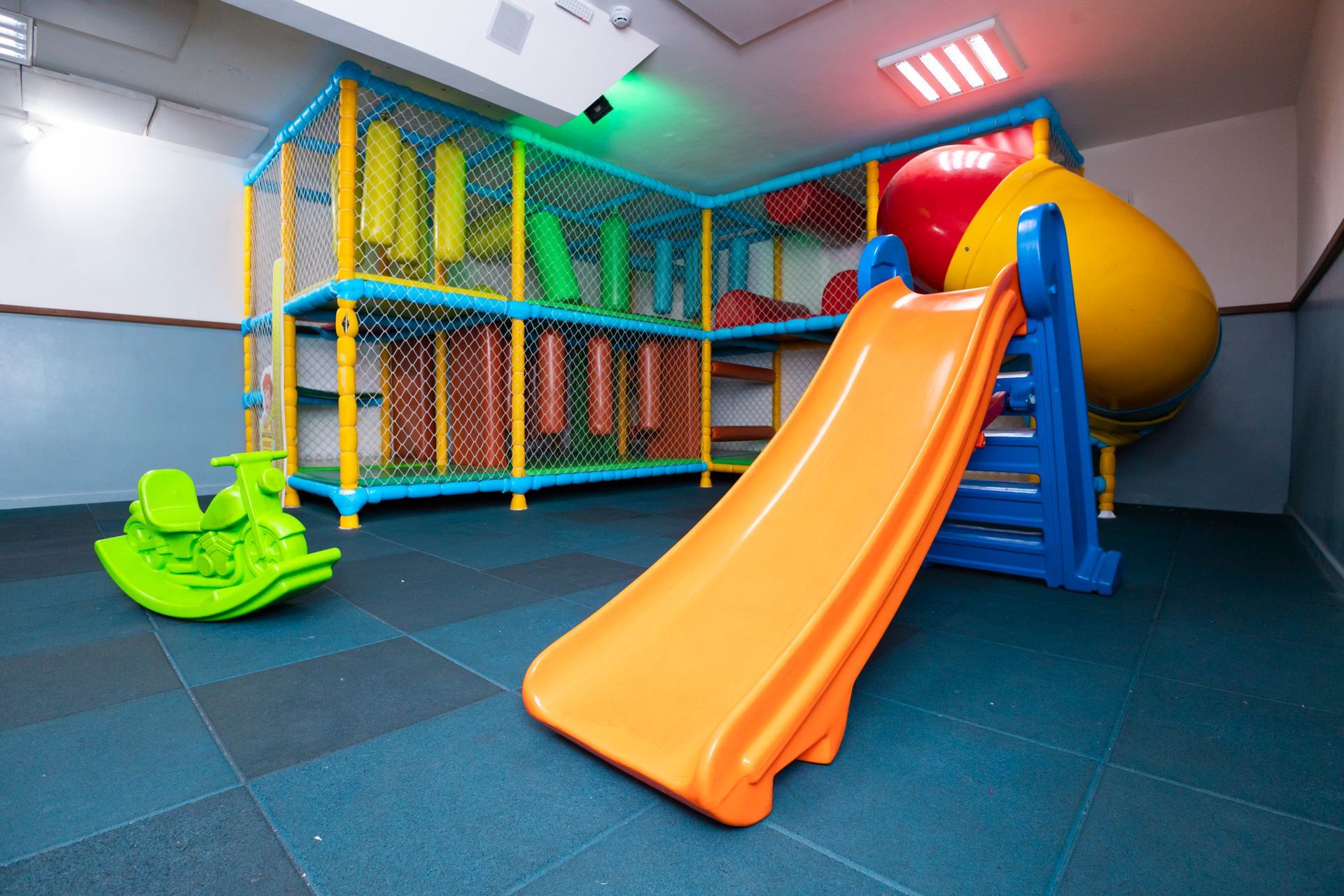 Foto do Clubinho Ponta Verde, mostrando o playound e o escorregador.