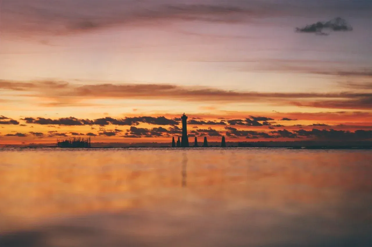 Um restaurante cheio de mesas e cadeiras e uma grande janela.