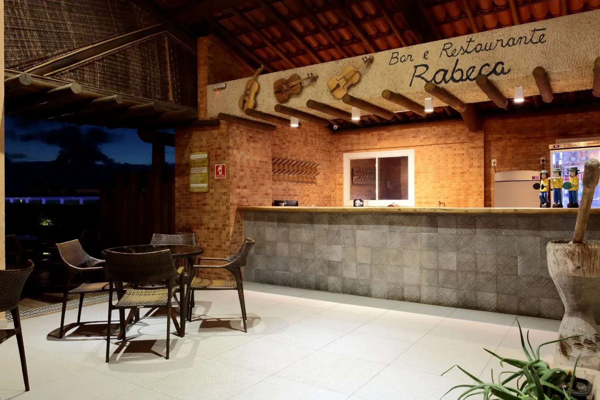Um restaurante com mesas e cadeiras e um bar