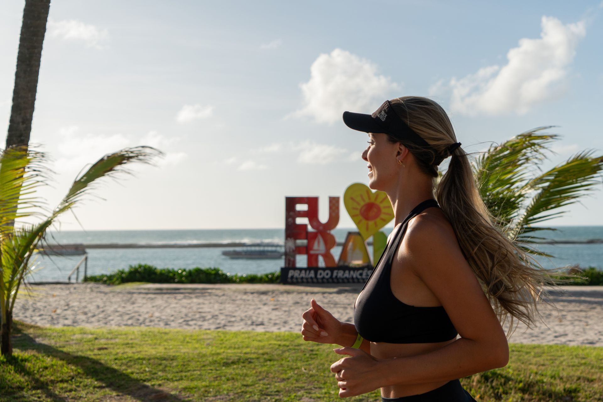Mulher correndo no amanhecer na Praia do Francês.