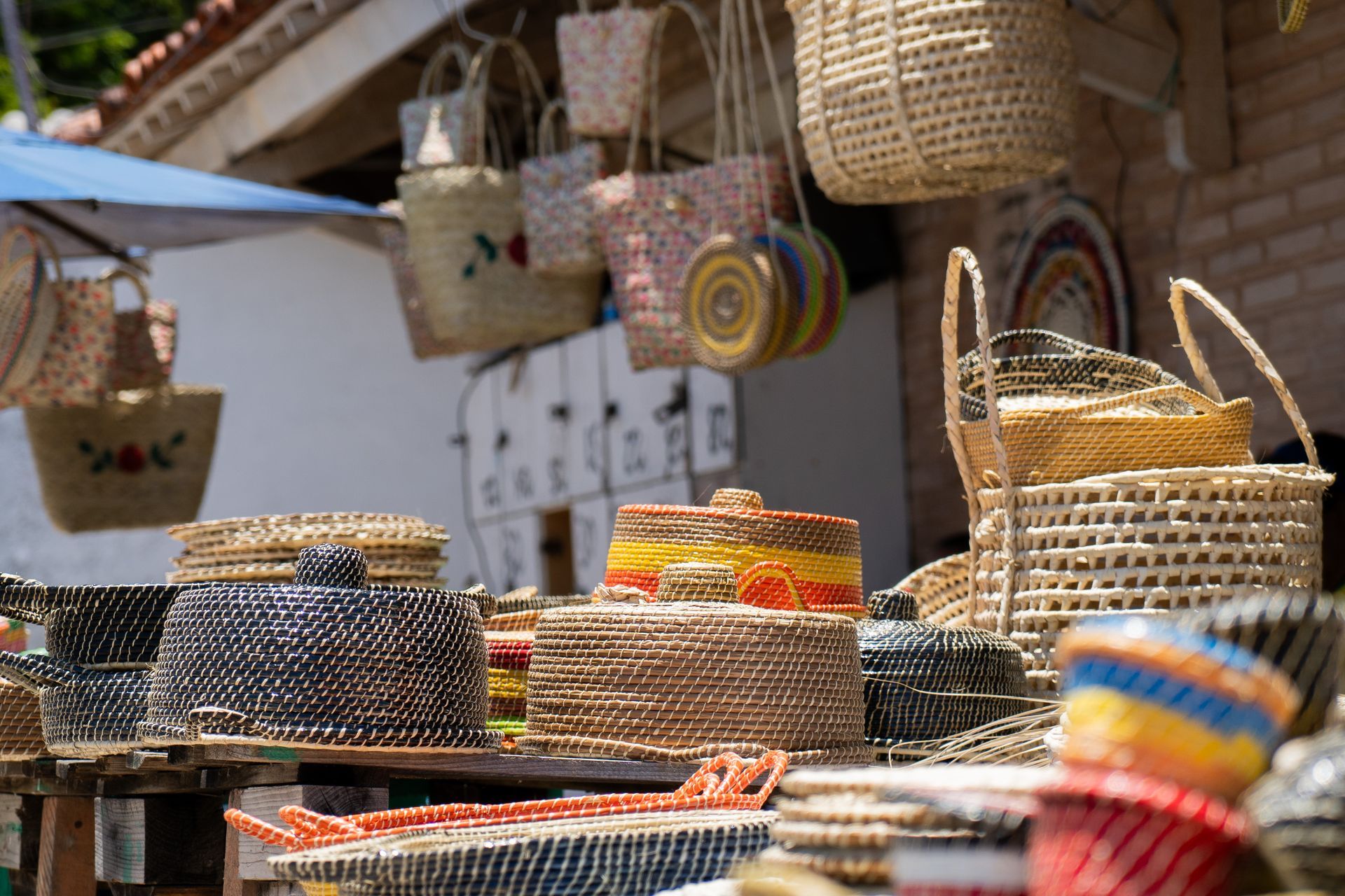 Bolsas e produtos artesanais da vila do artesanato