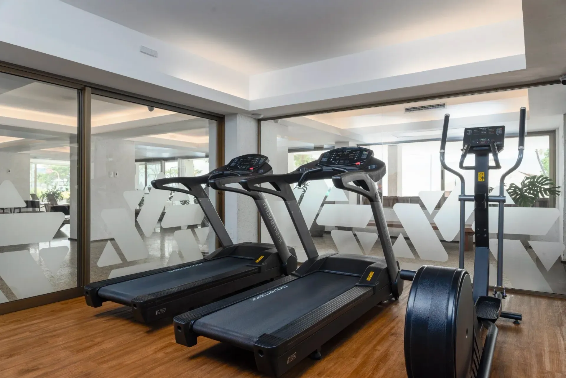 Há duas esteiras e um elíptico na academia.