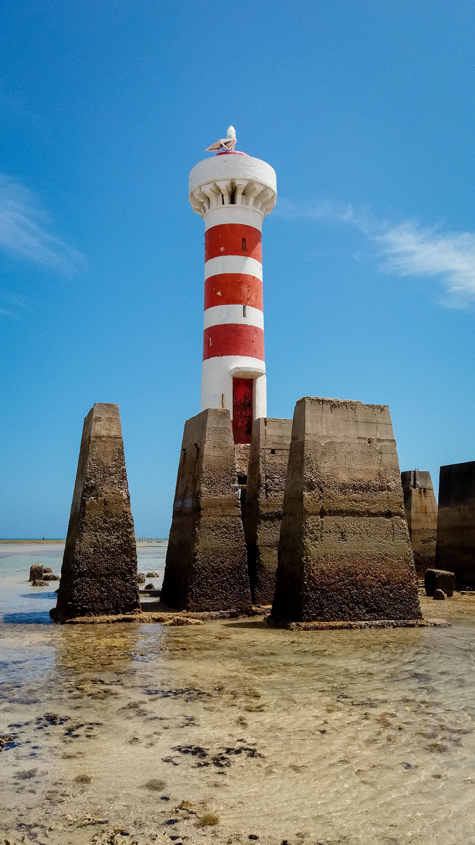 Farol da praia da Ponta Verde durante a maré baixa.