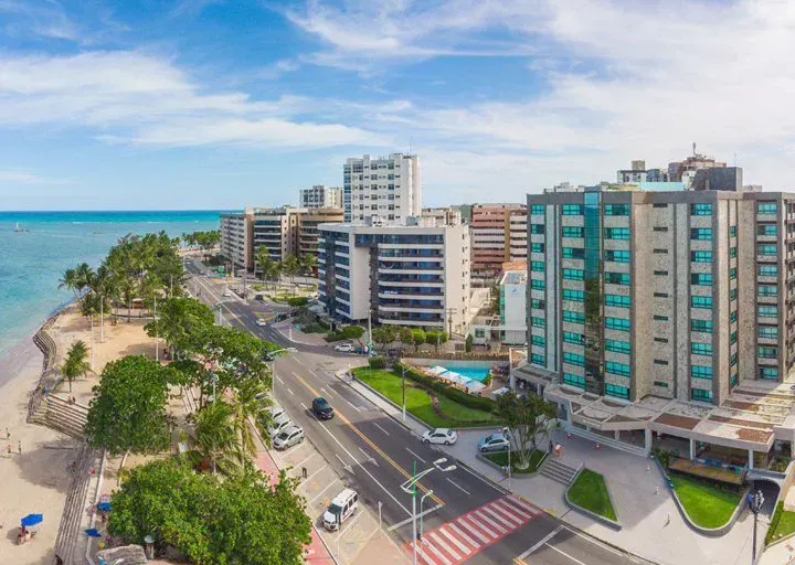 Foto aérea da orla da Ponta Verde, mostrando a fachada do Hotel Ponta Verde Maceió
