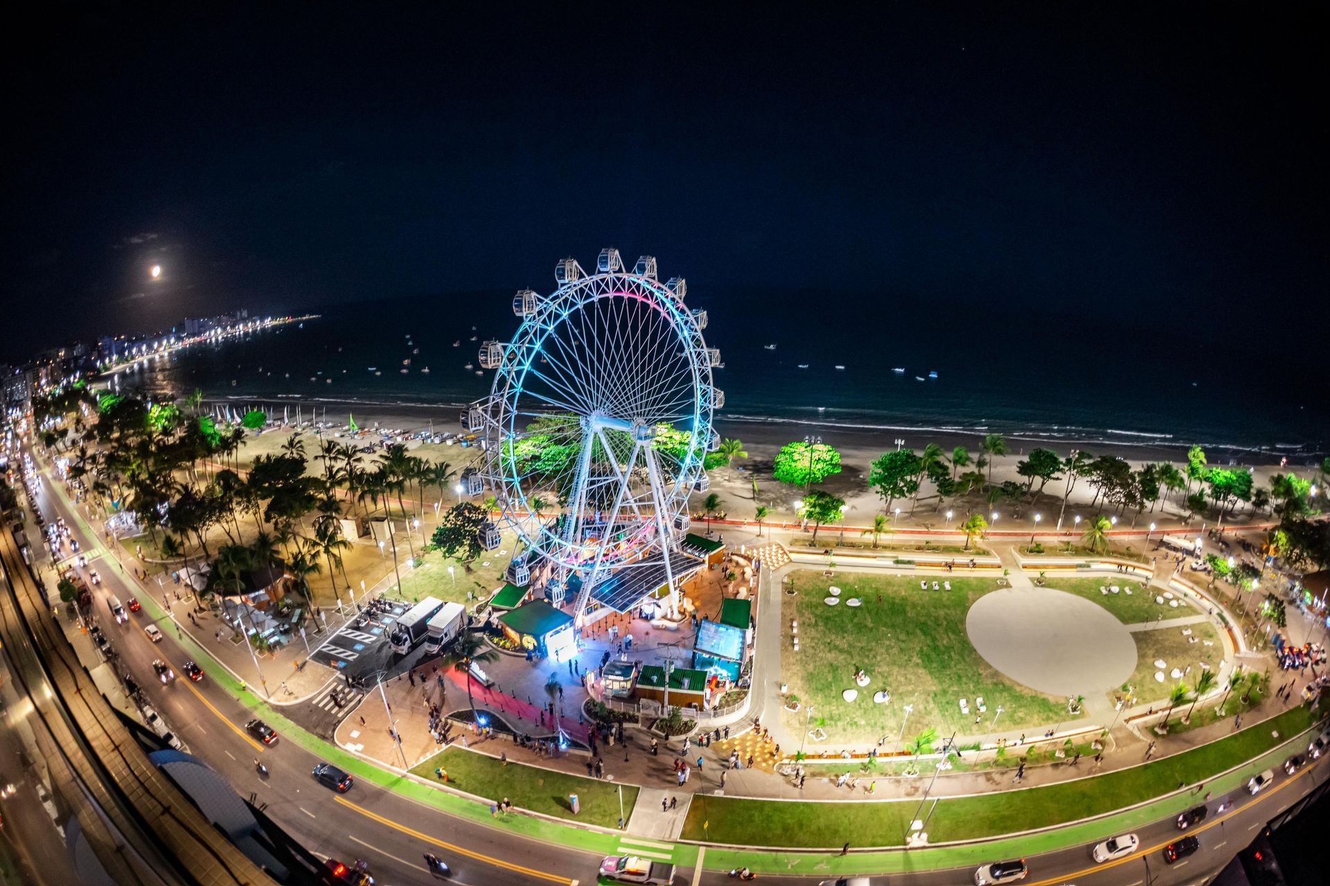 Foto aérea da nova Roda Maceió, mostrando a roda gigante e o Parque Massay-ó-k