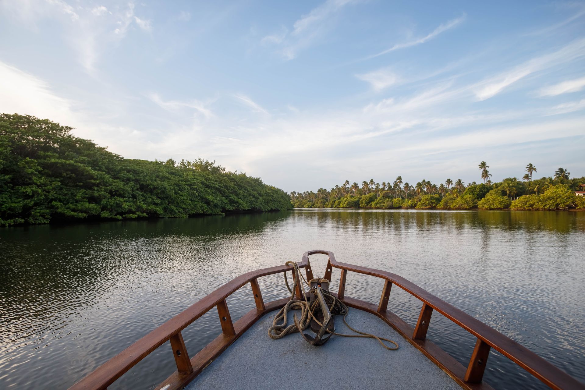 Foto de barco sobre o rio