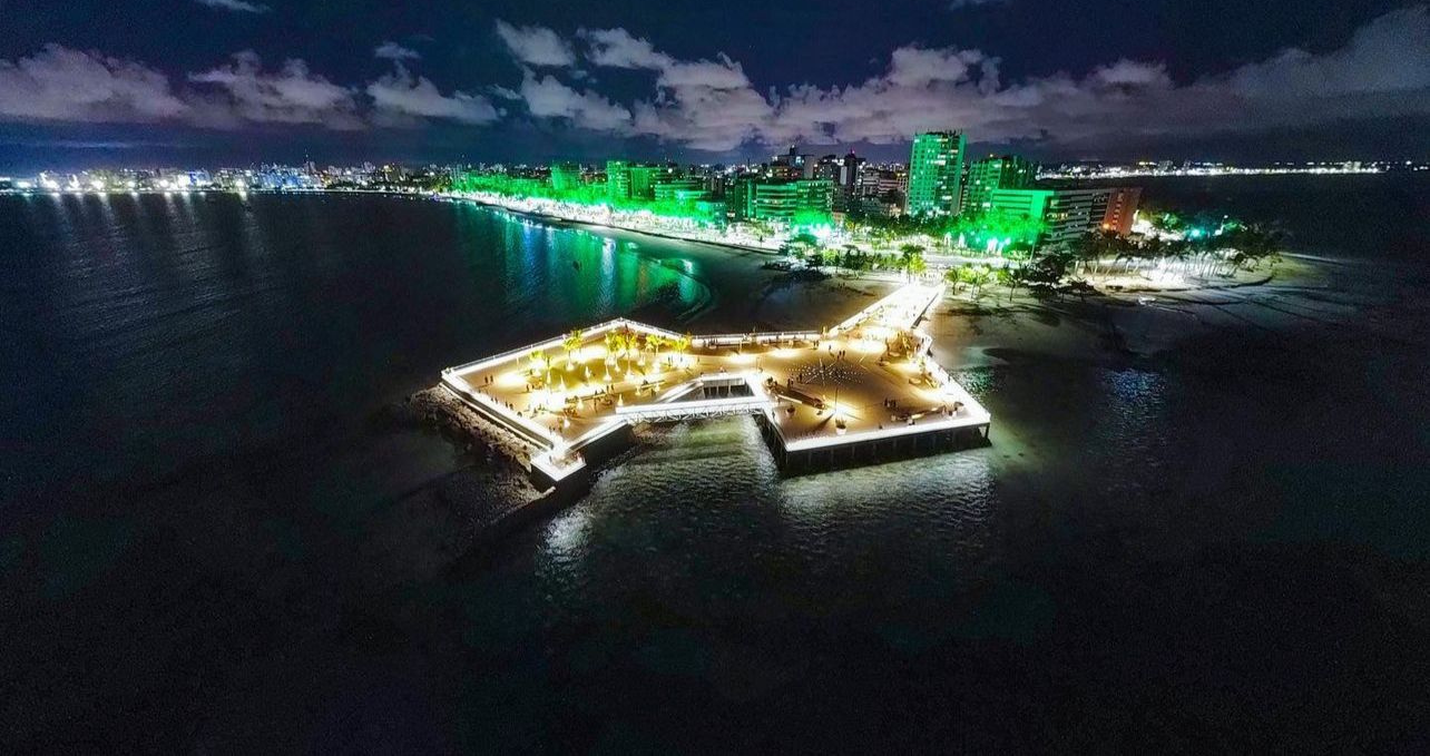 Foto aérea do anoitecer no Marco dos Corais