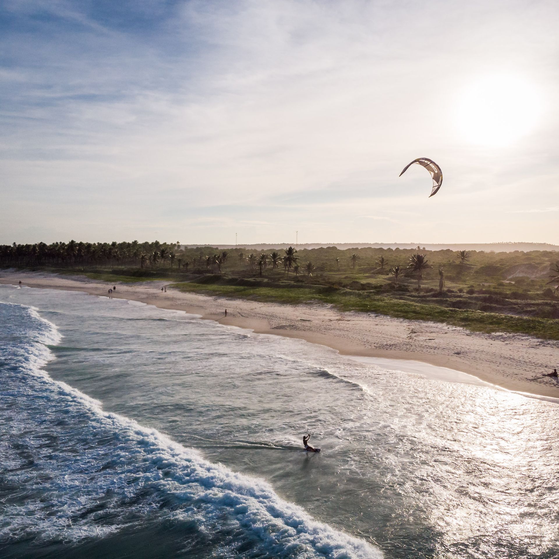 Foto aérea da prática de Kitesurf na Praia do Francês, em um dia ensolarado.