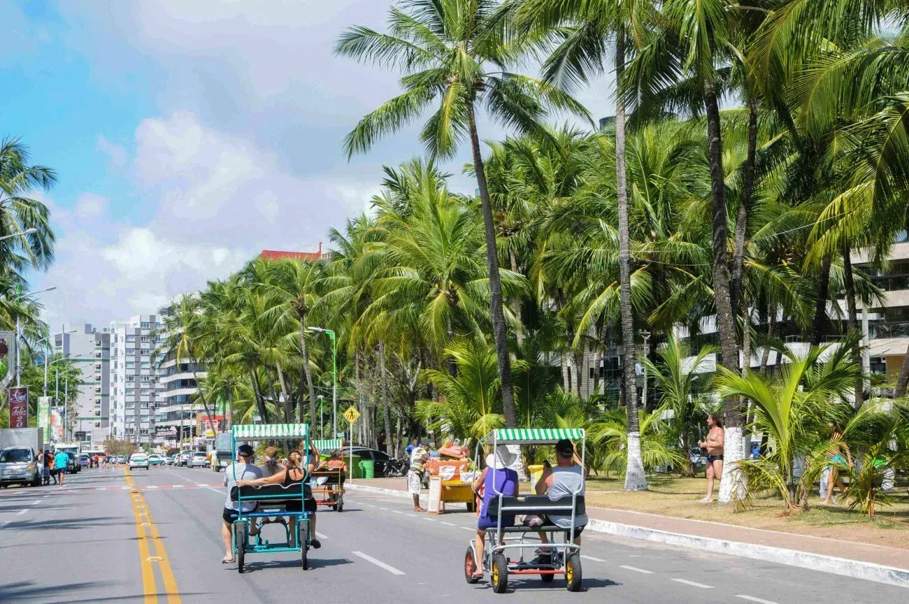 Foto da orla de Maceió, durante a rua fechada.