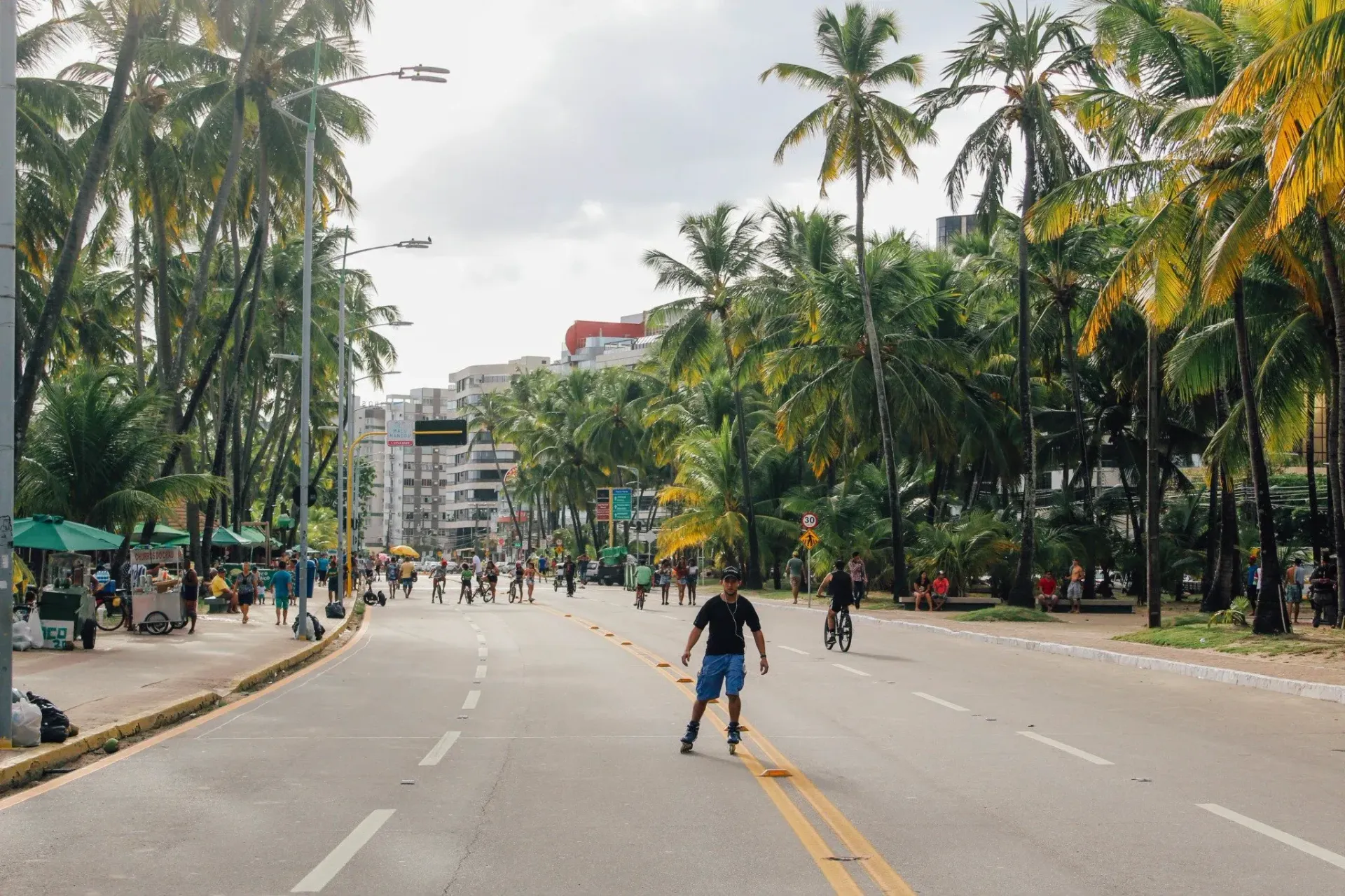 Rua aberta da praia da Ponta Verde
