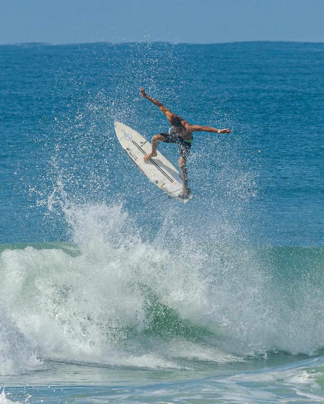 Surfista fazendo manobra na Praia do Francês