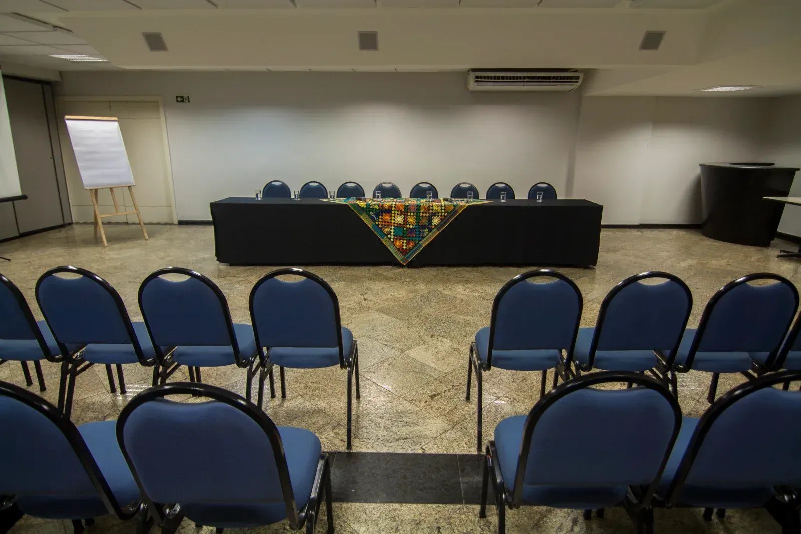 Uma sala de conferências com cadeiras azuis e uma mesa longa