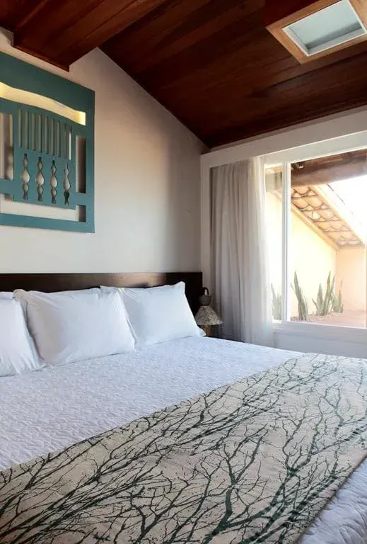 Um quarto com uma cama grande e uma janela