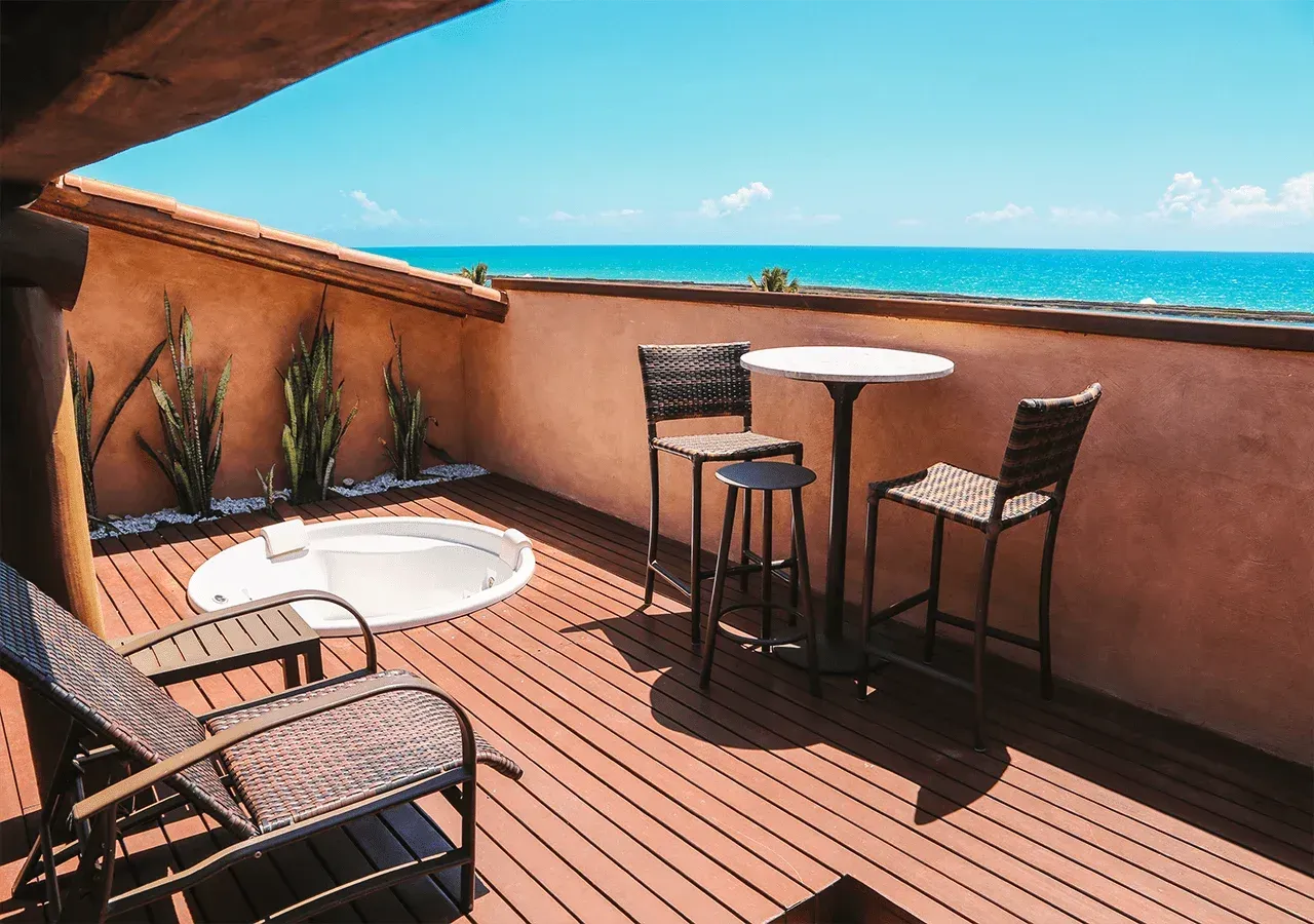 Foto do deck da suíte, com banheira de hidromassagem e vista panorâmica do mar da Praia do Francês.